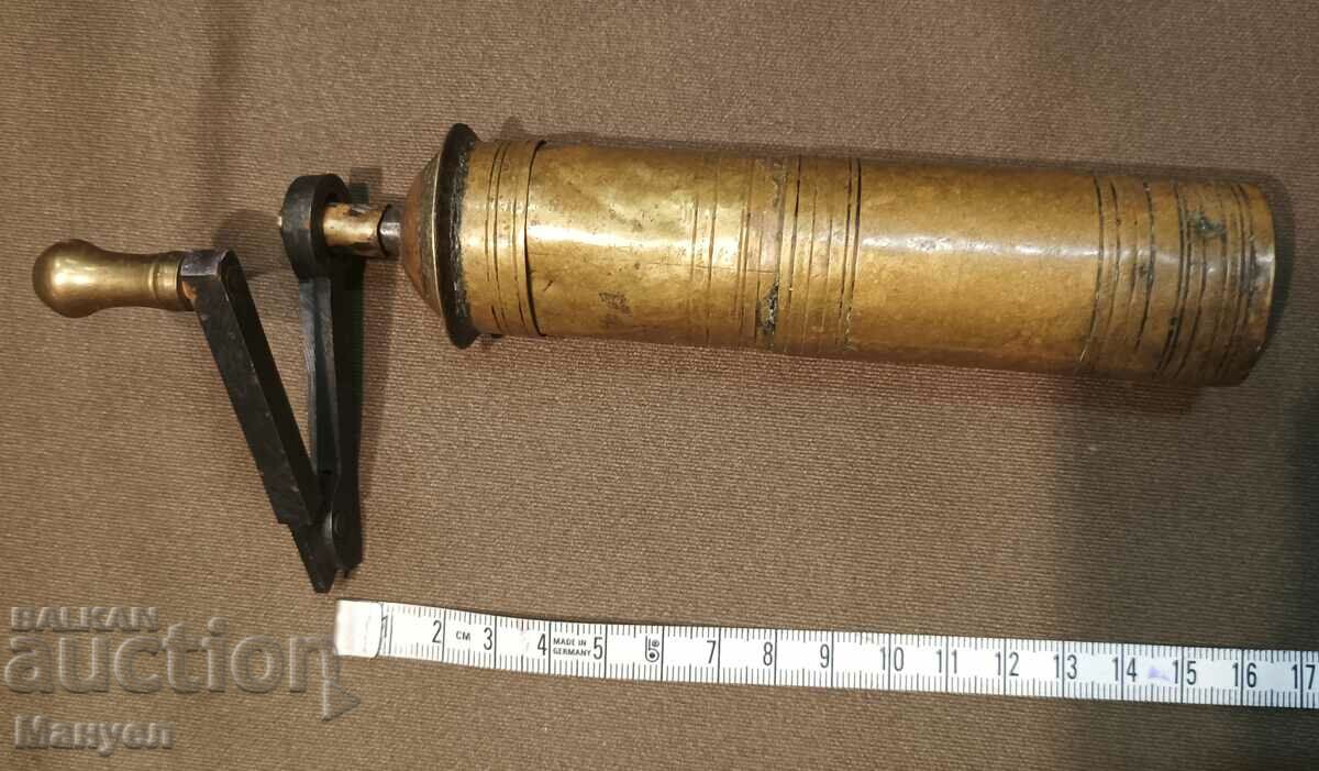 Vand o moara veche mica si rara. cu preț 59.00 BGN | € 30.17 Vand o moara veche mica si rara. cu preț 59.00 BGN | € 30.17