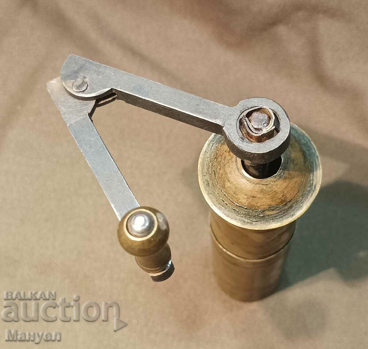 Livrarea Vand o moara veche mica si rara. Livrarea Vand o moara veche mica si rara.