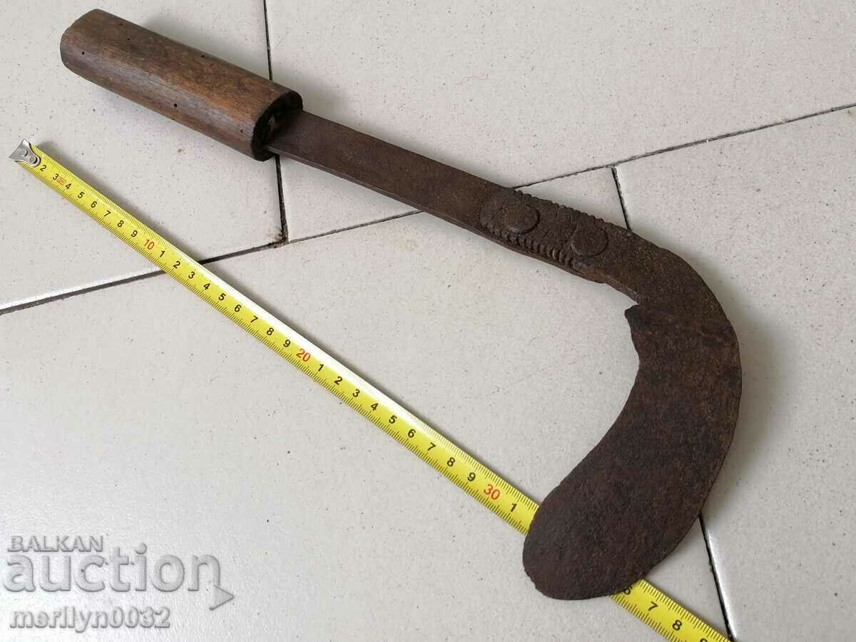 Auction  Nalbandian instrument, knitter, satin, ax, hair santrach