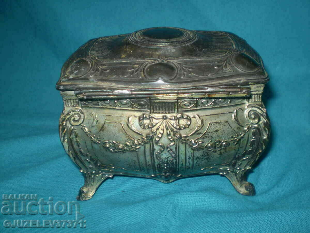 Delivery of 1920 old metal jewelry box a scarce item Delivery of 1920 old metal jewelry box a scarce item