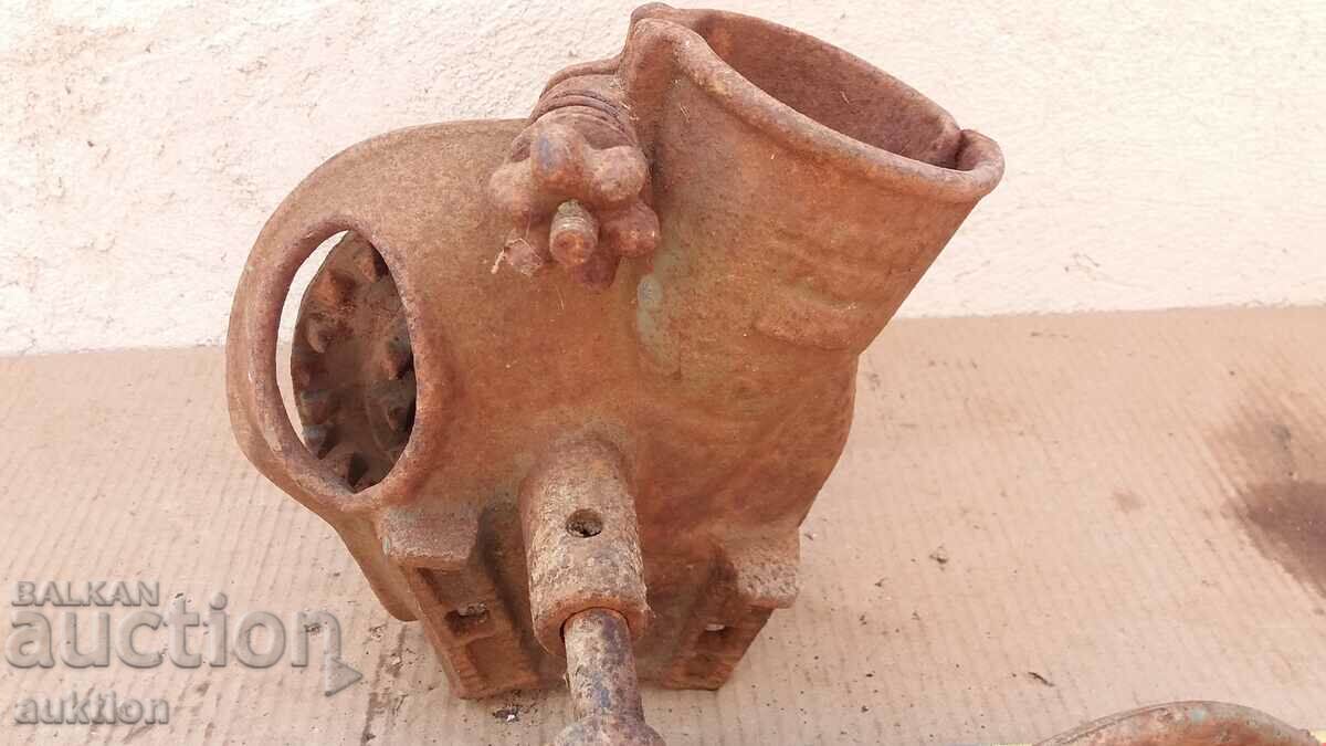 TRIERATOR MANUAL VECHI DE PORUMB, PRELUCRAREA PORUMBULUI cu preț 14.99 BGN | € 7.66