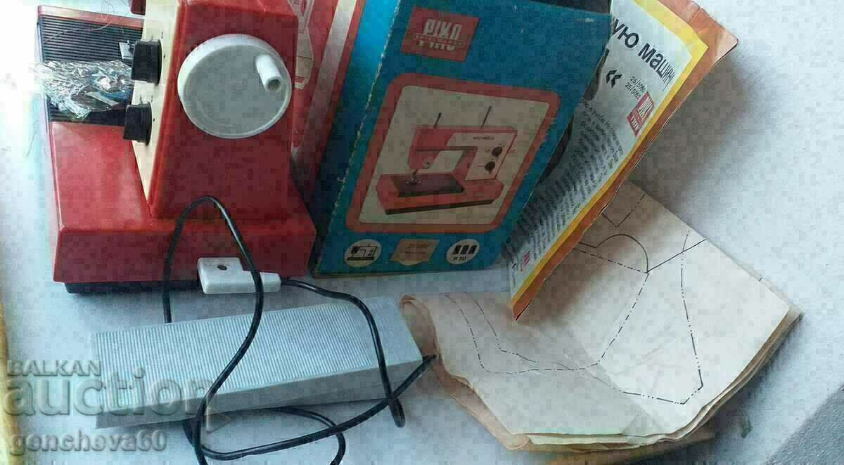 Licitație Mașină de cusut pentru copii MICHAELA PIKO în cutie