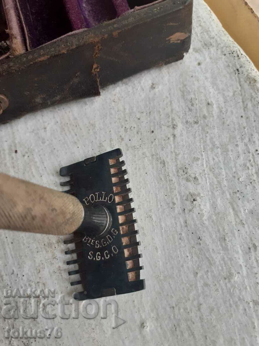 Collectible barber set razor blades with price 90.00 BGN | € 46.02 Collectible barber set razor blades with price 90.00 BGN | € 46.02