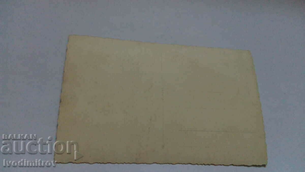 Снимка Офицер с ордени разговаря с мъж и жена на маса с цена 2.35 лв. | € 1.20 Снимка Офицер с ордени разговаря с мъж и жена на маса с цена 2.35 лв. | € 1.20