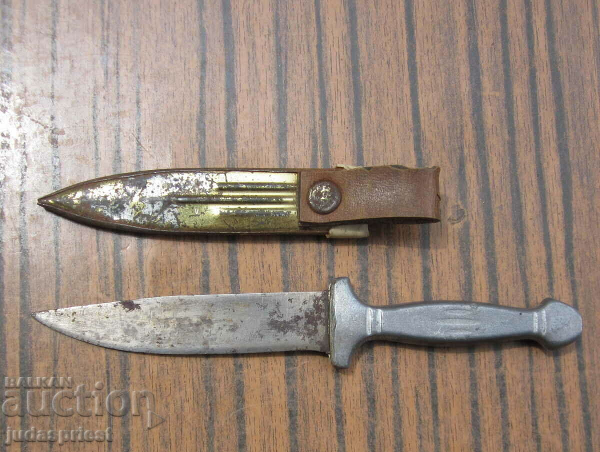 Παράδοση ένα παλιό βουλγαρικό μικρό ποιμενικό μαχαίρι, ένα στιλέτο με λαβή