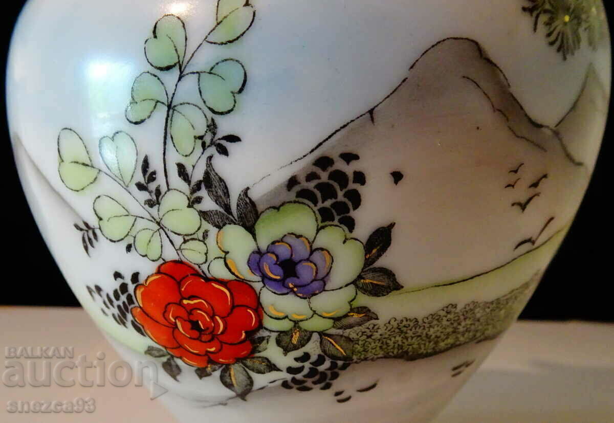 Auction Antique Chinese porcelain vase, marked. Auction Antique Chinese porcelain vase, marked.