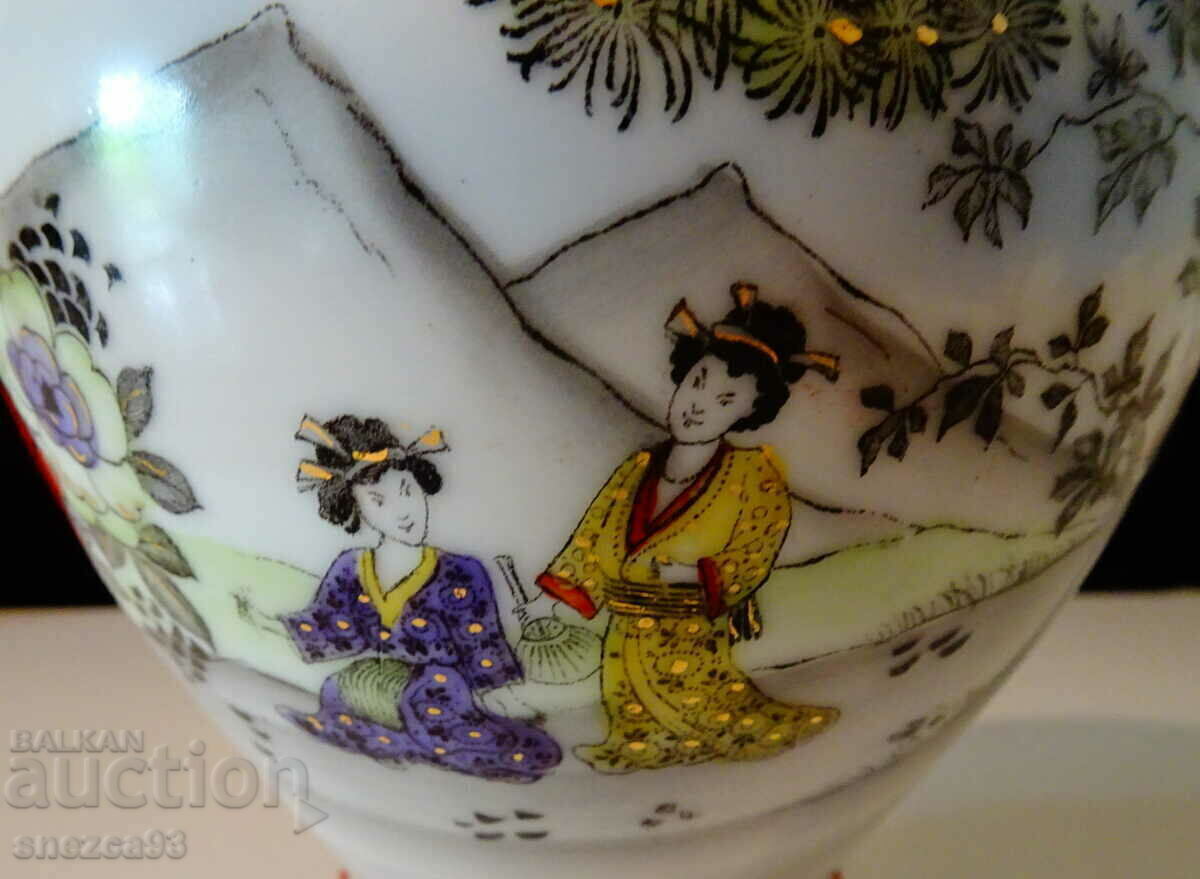 Delivery of Antique Chinese porcelain vase, marked. Delivery of Antique Chinese porcelain vase, marked.