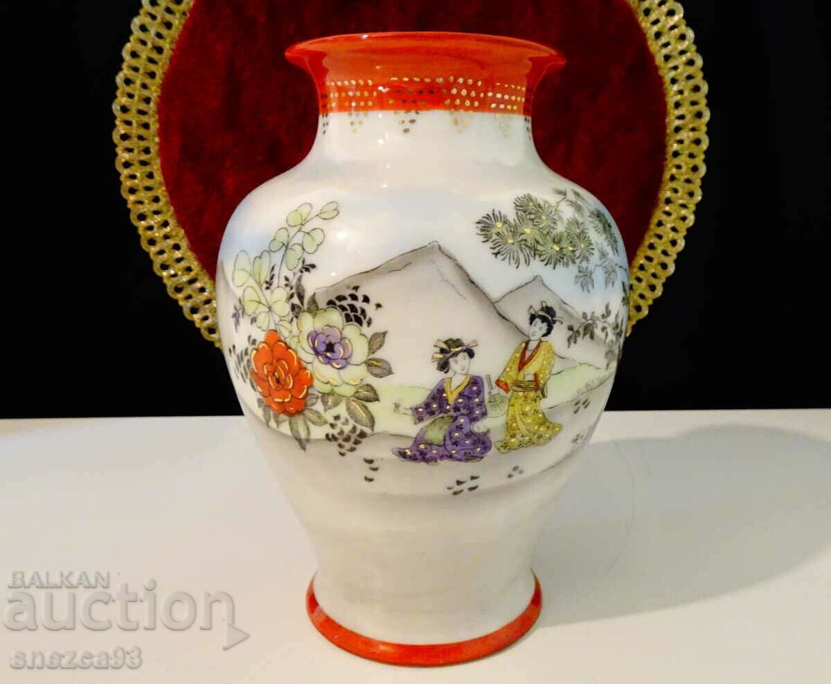 Старинна ваза китайски порцелан,маркирана.