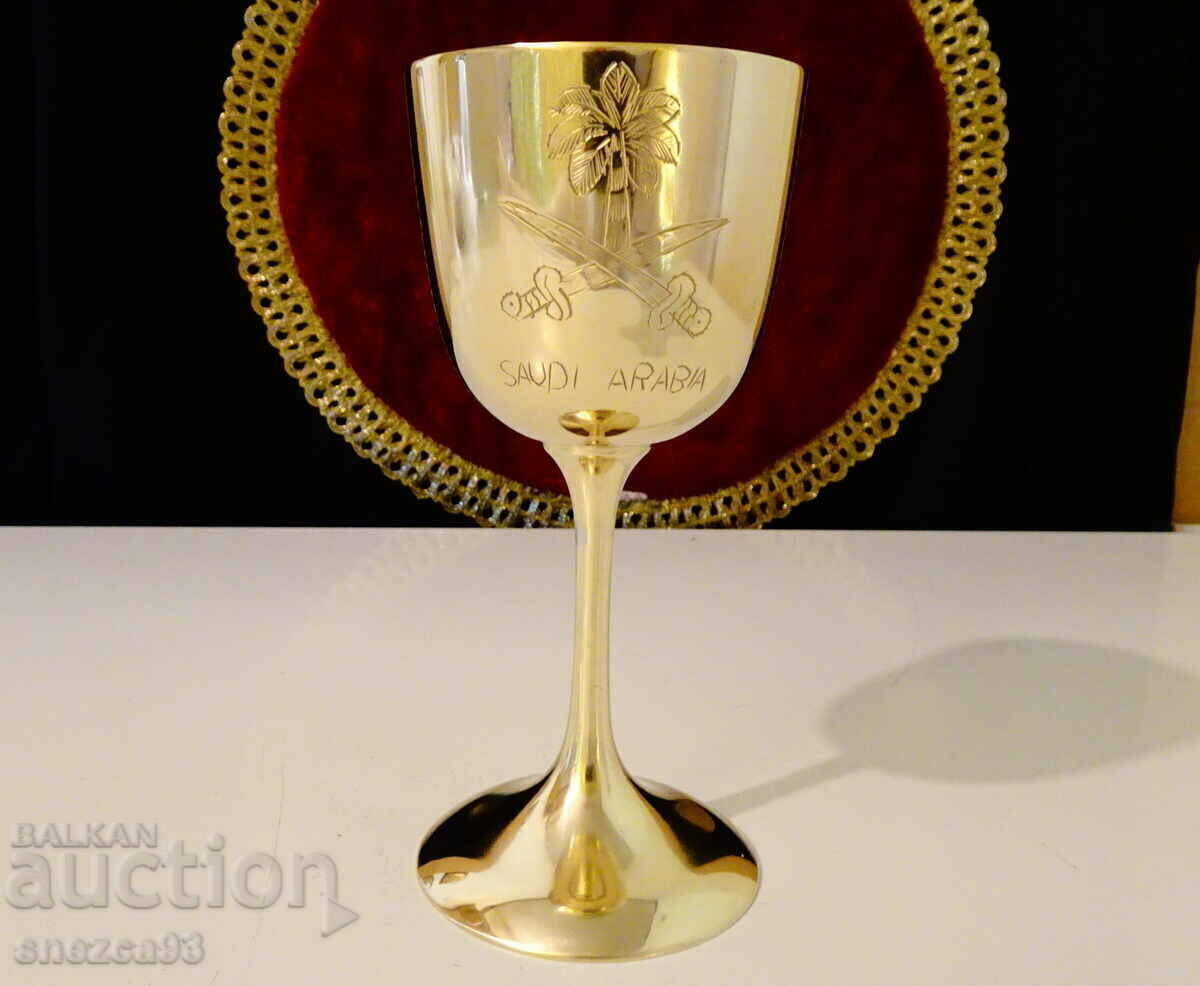 Δημοπρασία Χάλκινο κύπελλο Σαουδικής Αραβίας, σταυρωμένα ξίφη, λουλούδια. Δημοπρασία Χάλκινο κύπελλο Σαουδικής Αραβίας, σταυρωμένα ξίφη, λουλούδια.