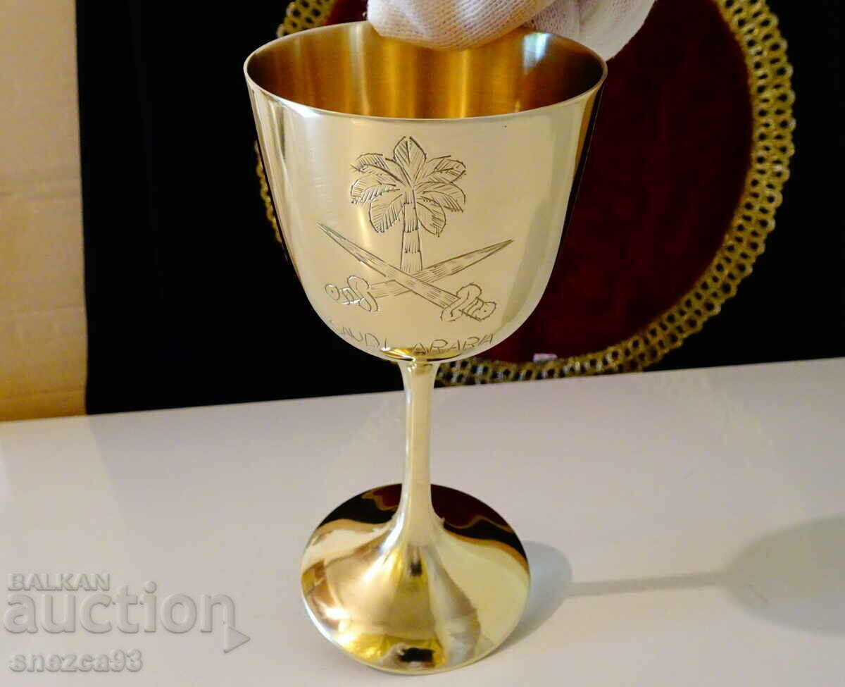 Παράδοση Χάλκινο κύπελλο Σαουδικής Αραβίας, σταυρωμένα ξίφη, λουλούδια. Παράδοση Χάλκινο κύπελλο Σαουδικής Αραβίας, σταυρωμένα ξίφη, λουλούδια.