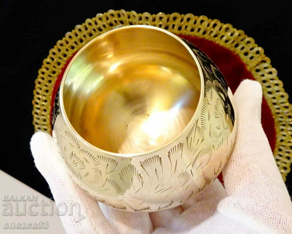 Delivery of English bronze cup for wine, brandy, cognac Delivery of English bronze cup for wine, brandy, cognac