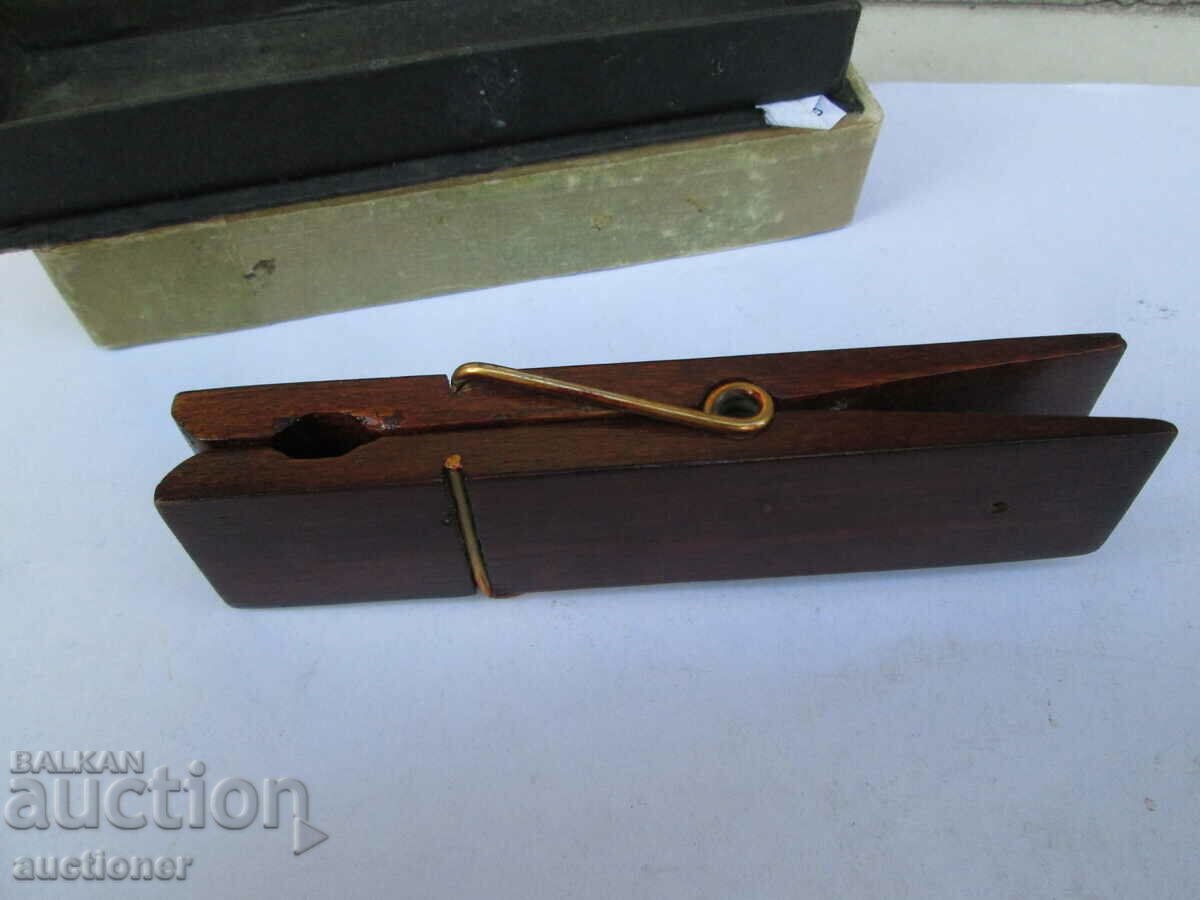 Auction AN OLD SOUVENIR, A CLIP WITH A MOTHER OF PEARL Auction AN OLD SOUVENIR, A CLIP WITH A MOTHER OF PEARL