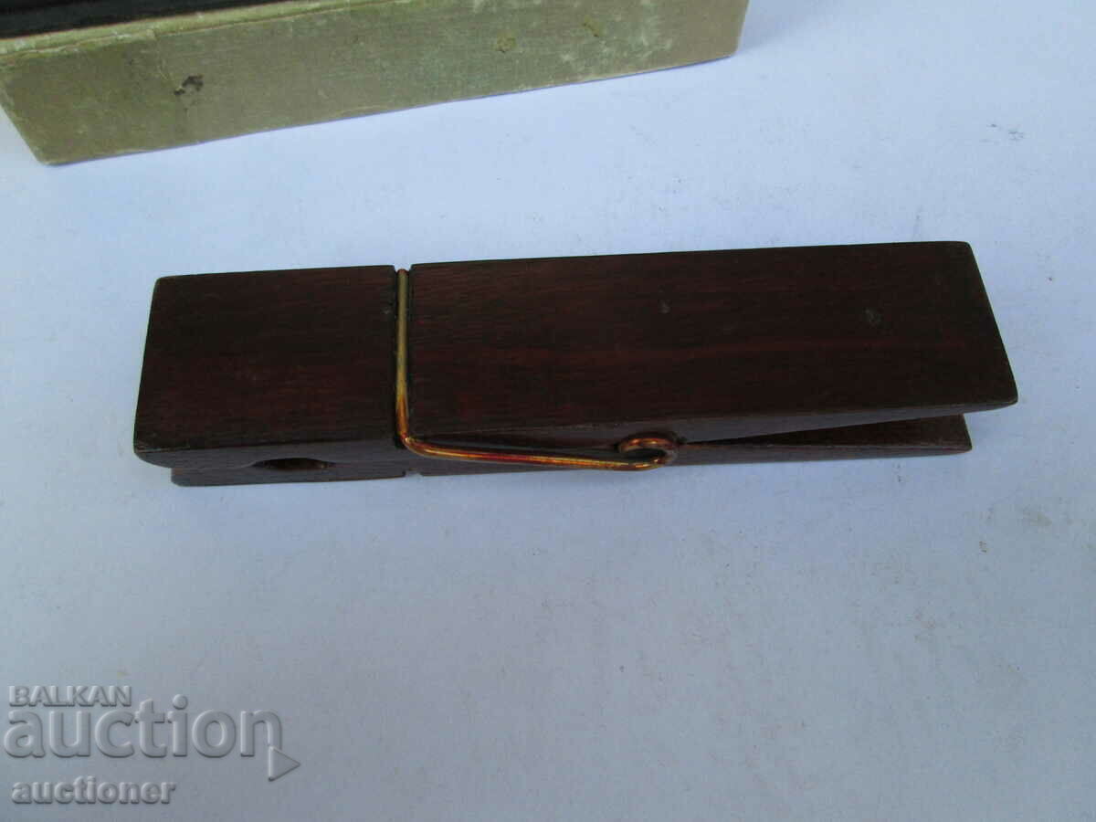 Delivery of AN OLD SOUVENIR, A CLIP WITH A MOTHER OF PEARL Delivery of AN OLD SOUVENIR, A CLIP WITH A MOTHER OF PEARL