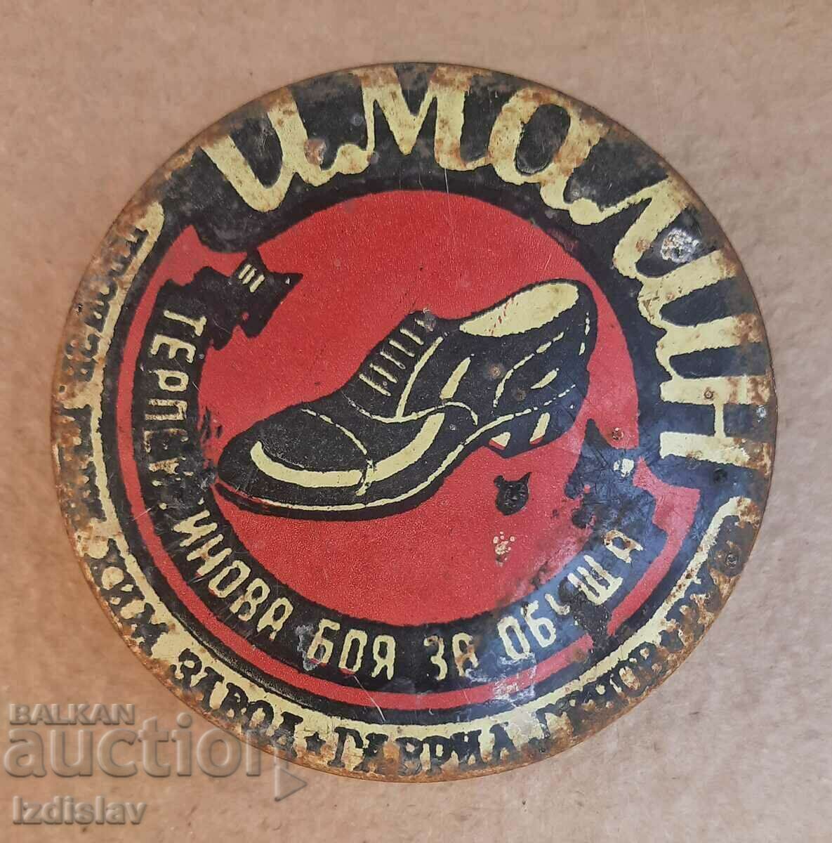 O cutie veche de lac de pantofi