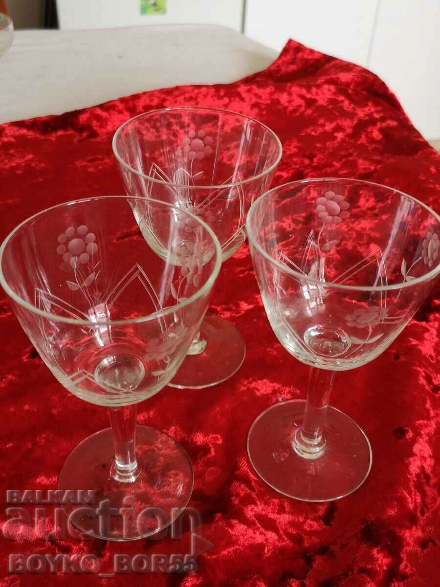 Trei cupe din Regatul Bulgariei lucrate manual și gravură cu preț 25.00 BGN | € 12.78 Trei cupe din Regatul Bulgariei lucrate manual și gravură cu preț 25.00 BGN | € 12.78