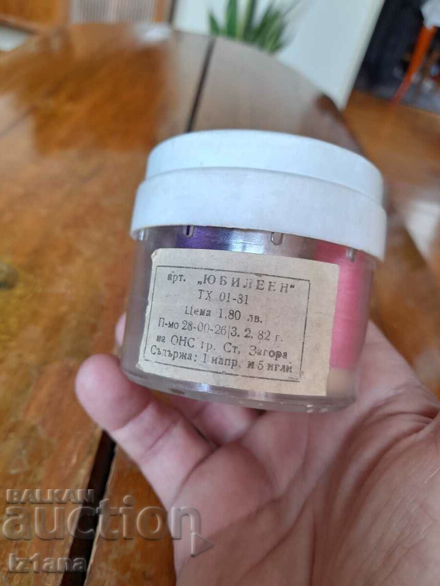 Livrarea Cutie veche, kit pentru bobine de cusut, fire