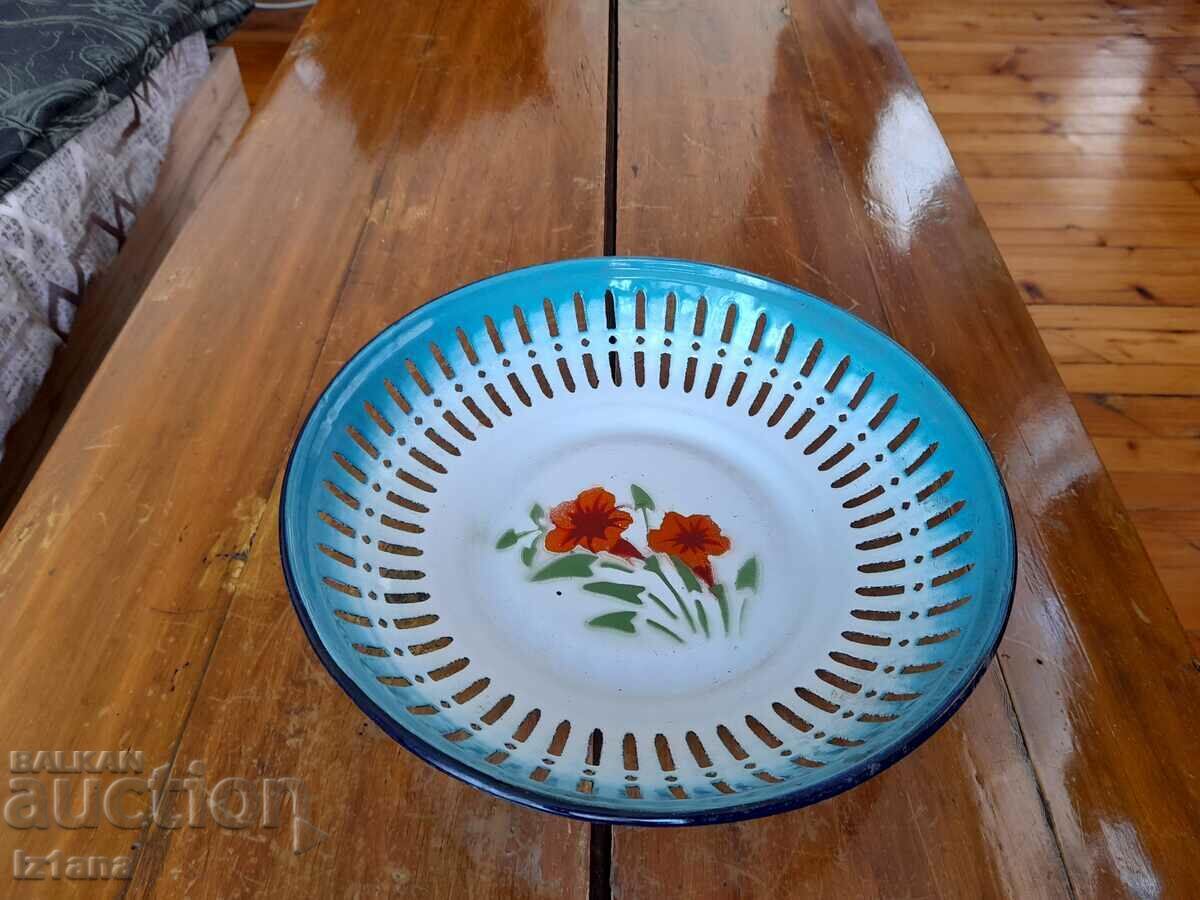 Old enamel plate, fruit bowl with price 27.00 BGN | € 13.80 Old enamel plate, fruit bowl with price 27.00 BGN | € 13.80
