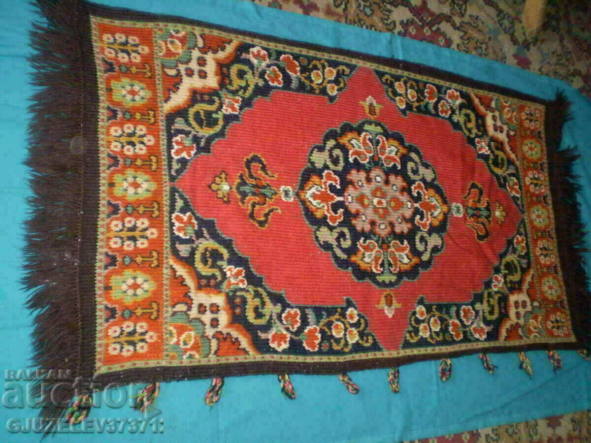 Стар ръчно бродиран ковьор килим с вълнени конци с цена 180.00 лв. | € 92.03 Стар ръчно бродиран ковьор килим с вълнени конци с цена 180.00 лв. | € 92.03