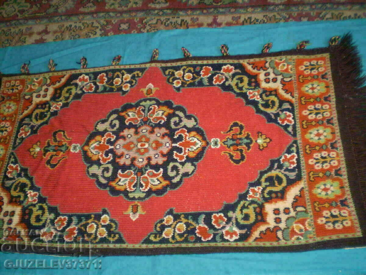 Аукцион Стар ръчно бродиран ковьор килим с вълнени конци Аукцион Стар ръчно бродиран ковьор килим с вълнени конци