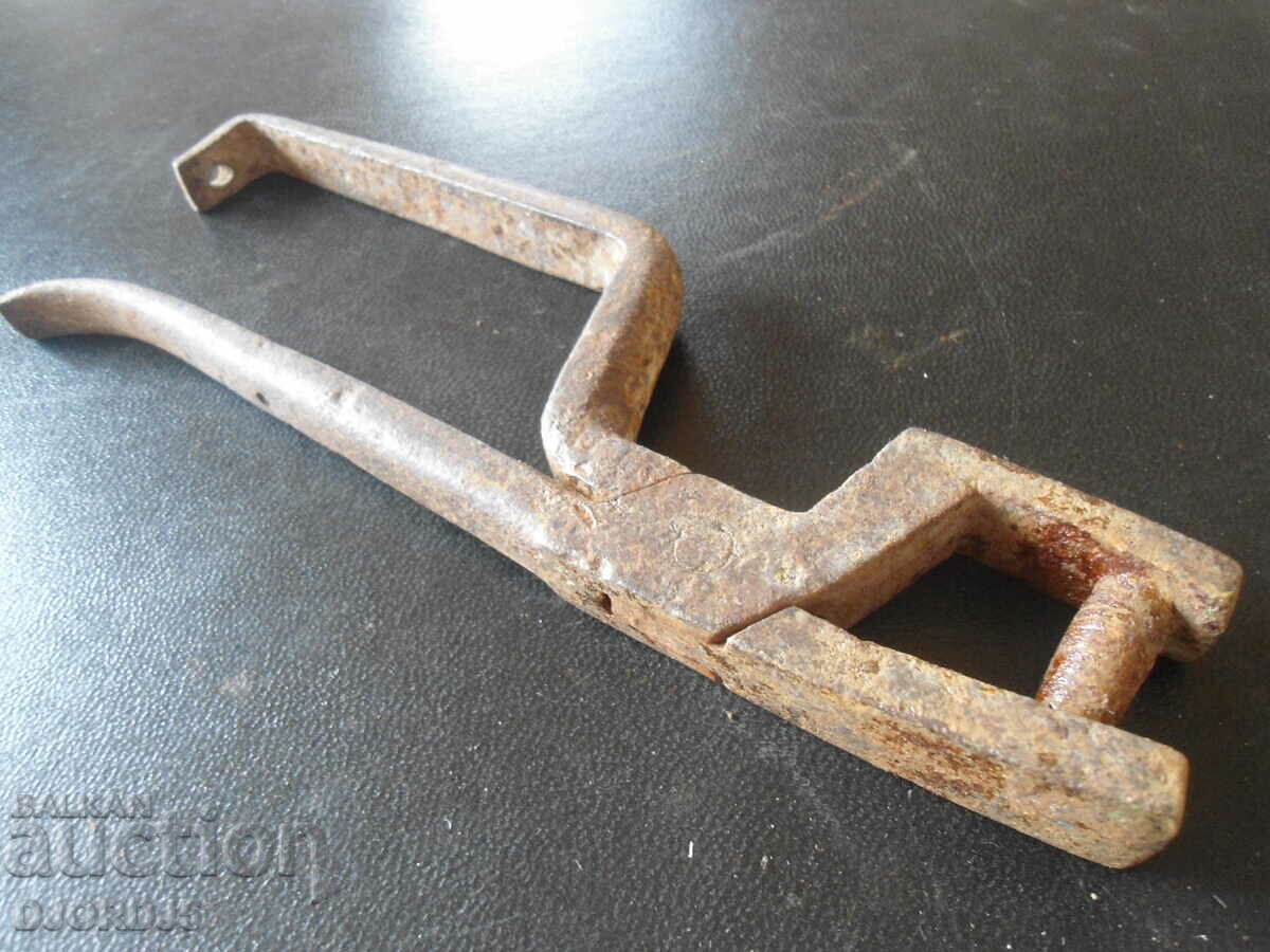 An old specialized tool with price 7.00 BGN | € 3.58 An old specialized tool with price 7.00 BGN | € 3.58