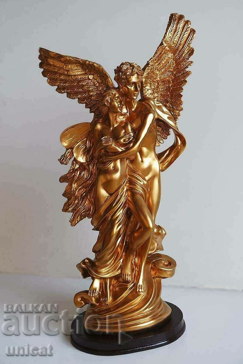 Sculptură „Psyche and Cupidon”.