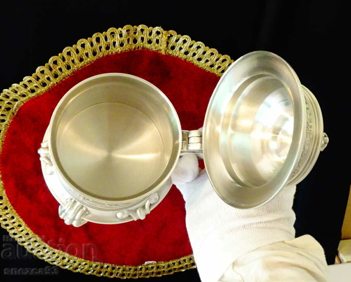 Tin mug with works by Leonardo, Michelangelo, Raphael. - 6 Tin mug with works by Leonardo, Michelangelo, Raphael. - 6