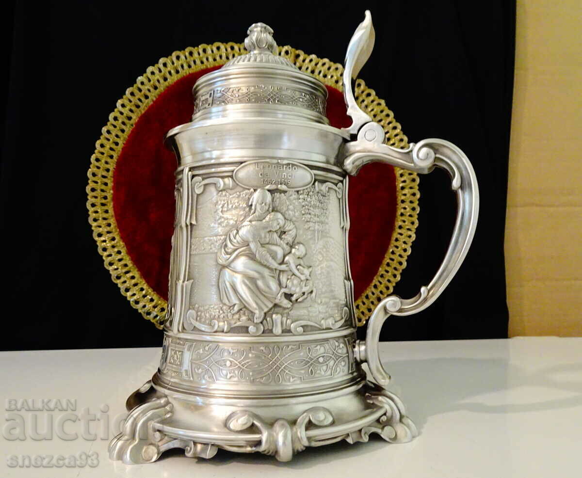 Tin mug with works by Leonardo, Michelangelo, Raphael. Tin mug with works by Leonardo, Michelangelo, Raphael.