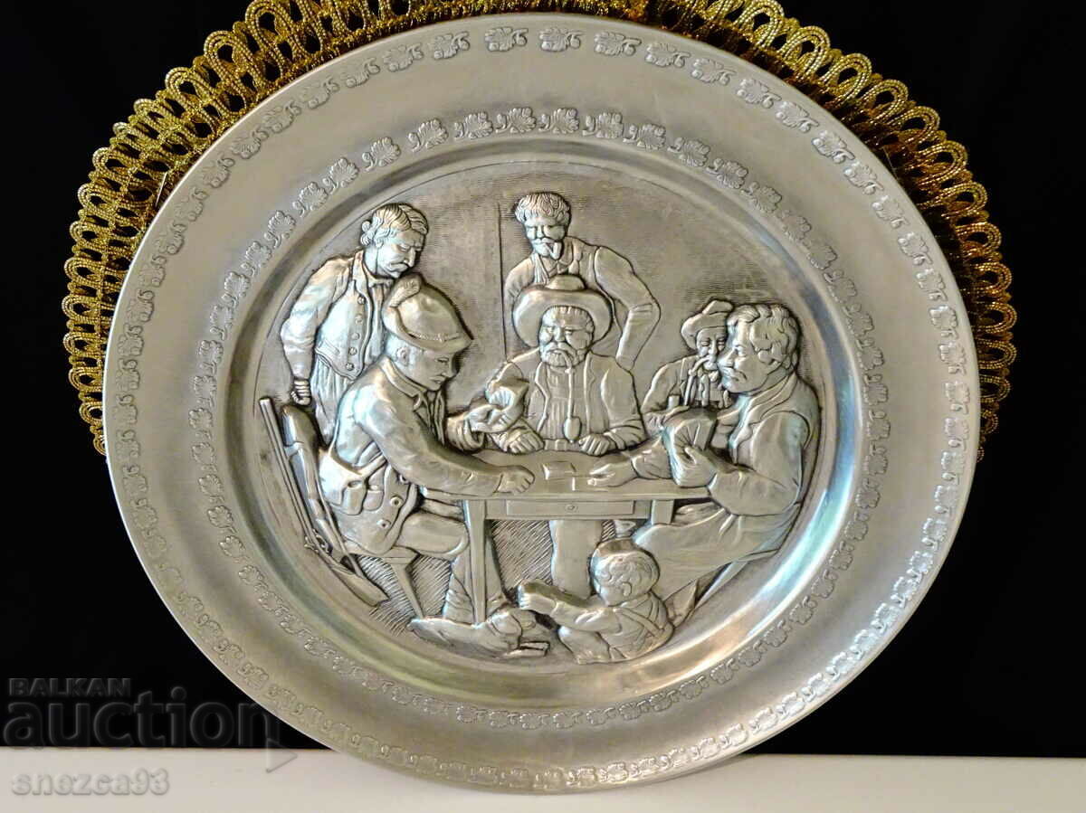 Licitație Farfurie, panou din cositor, tablou în relief 30 cm., vânătoare, poker Licitație Farfurie, panou din cositor, tablou în relief 30 cm., vânătoare, poker