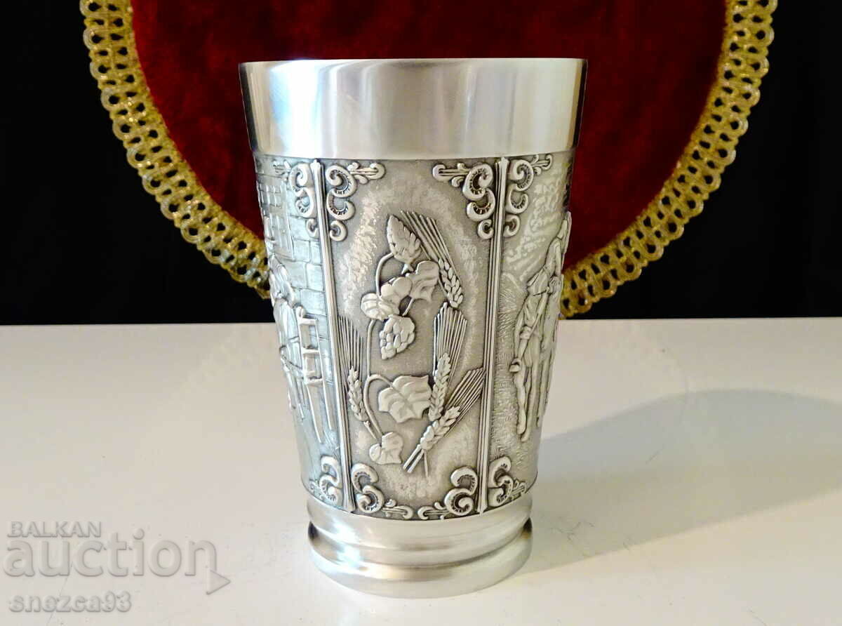 Delivery of Cup, tin mug, hunting theme. Delivery of Cup, tin mug, hunting theme.