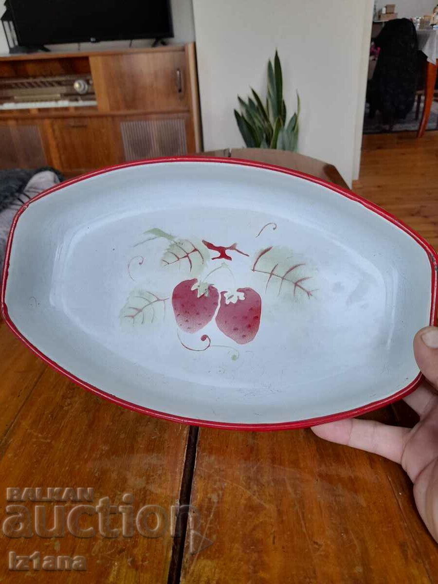 Auction  Old enameled tray, casserole