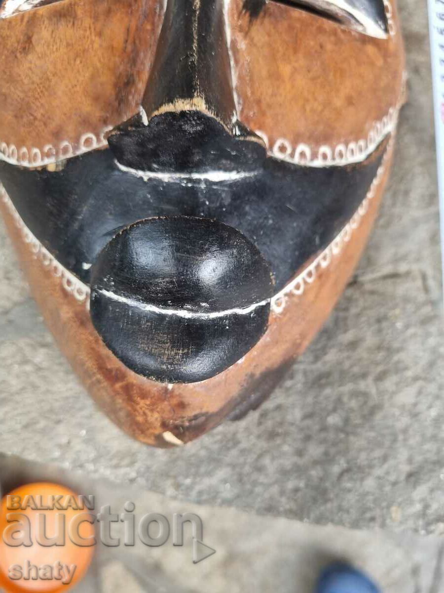 Delivery of Old wooden African mask Delivery of Old wooden African mask