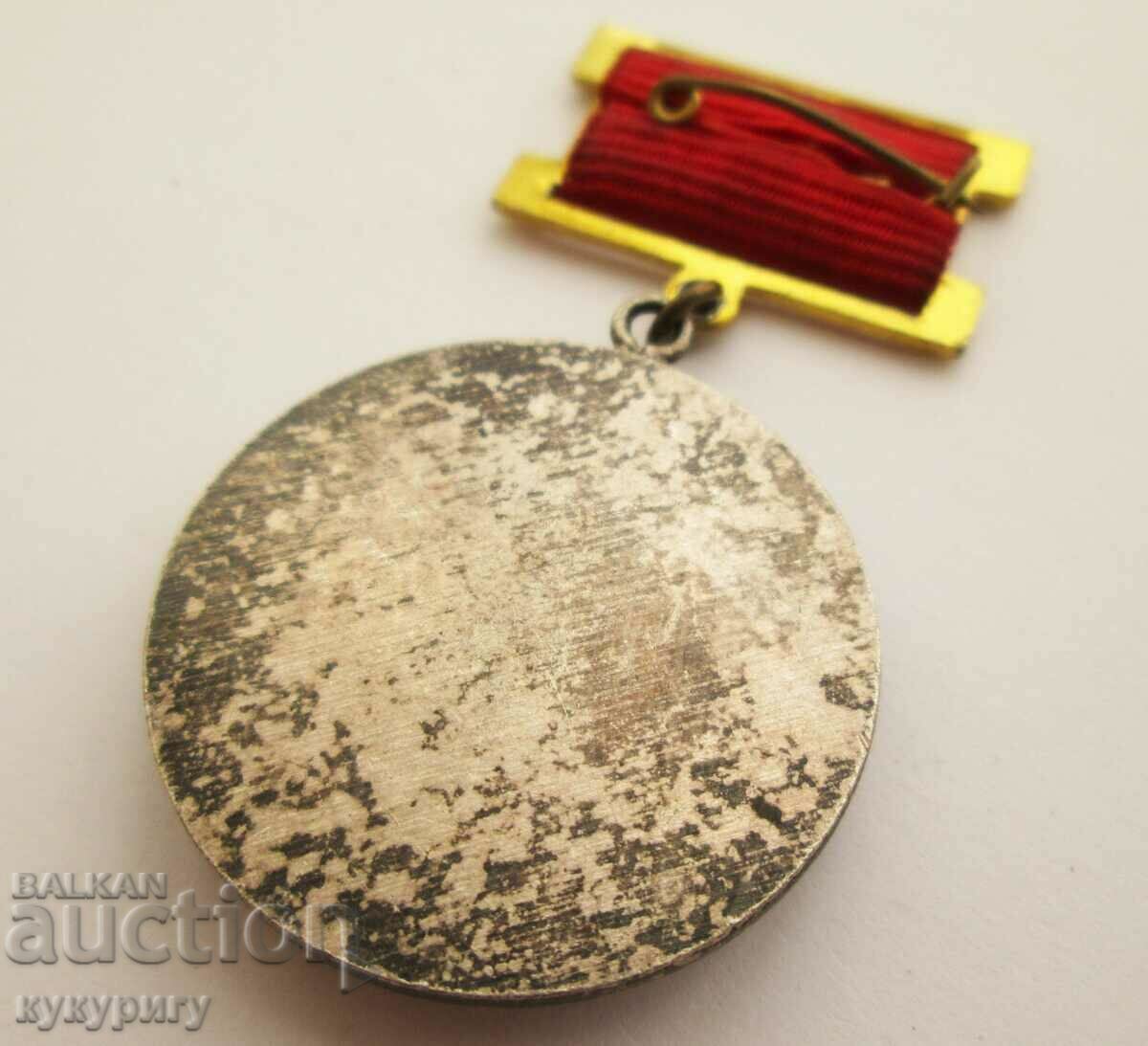 Παράδοση Δύο αθλητικά μετάλλια κονκάρδες ποδοσφαίρου για ιδιαίτερη αξία Παράδοση Δύο αθλητικά μετάλλια κονκάρδες ποδοσφαίρου για ιδιαίτερη αξία