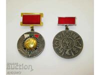 Два спортни медала значки футбол за особени заслуги