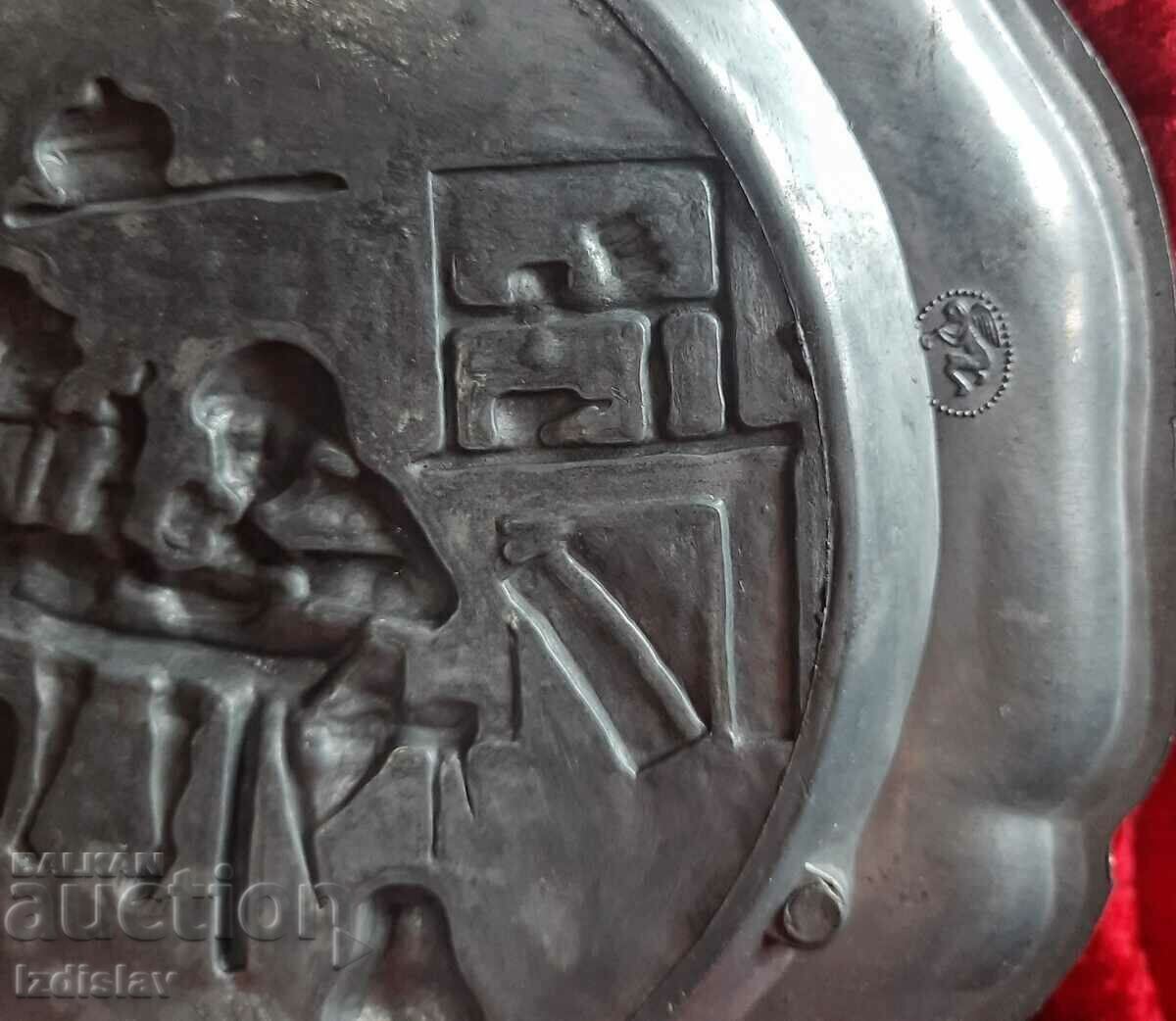 Auction Old pewter wall plate with drinking soldiers Auction Old pewter wall plate with drinking soldiers