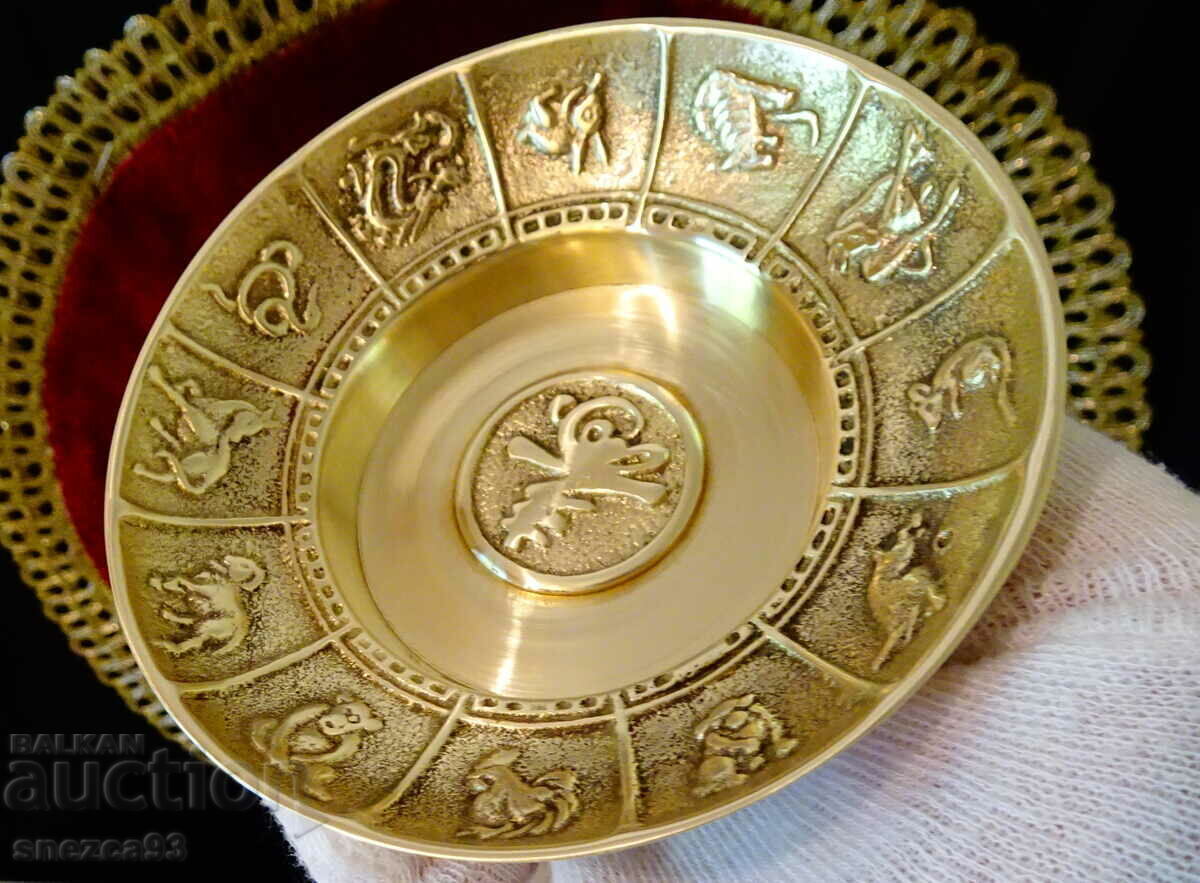 Bol de bronz cu calendar chinezesc anual, zodiac cu preț 36.00 BGN | € 18.41 Bol de bronz cu calendar chinezesc anual, zodiac cu preț 36.00 BGN | € 18.41