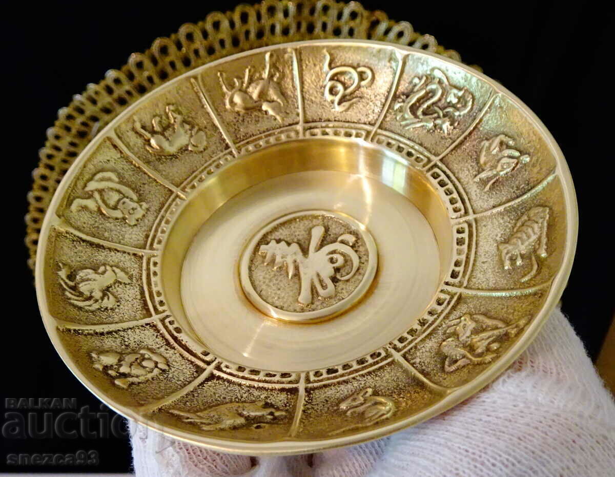 Bol de bronz cu calendar chinezesc anual, zodiac Bol de bronz cu calendar chinezesc anual, zodiac