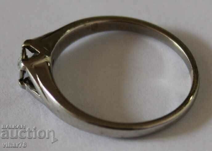 9K WHITE GOLD DIAMOND RING - 6 9K WHITE GOLD DIAMOND RING - 6