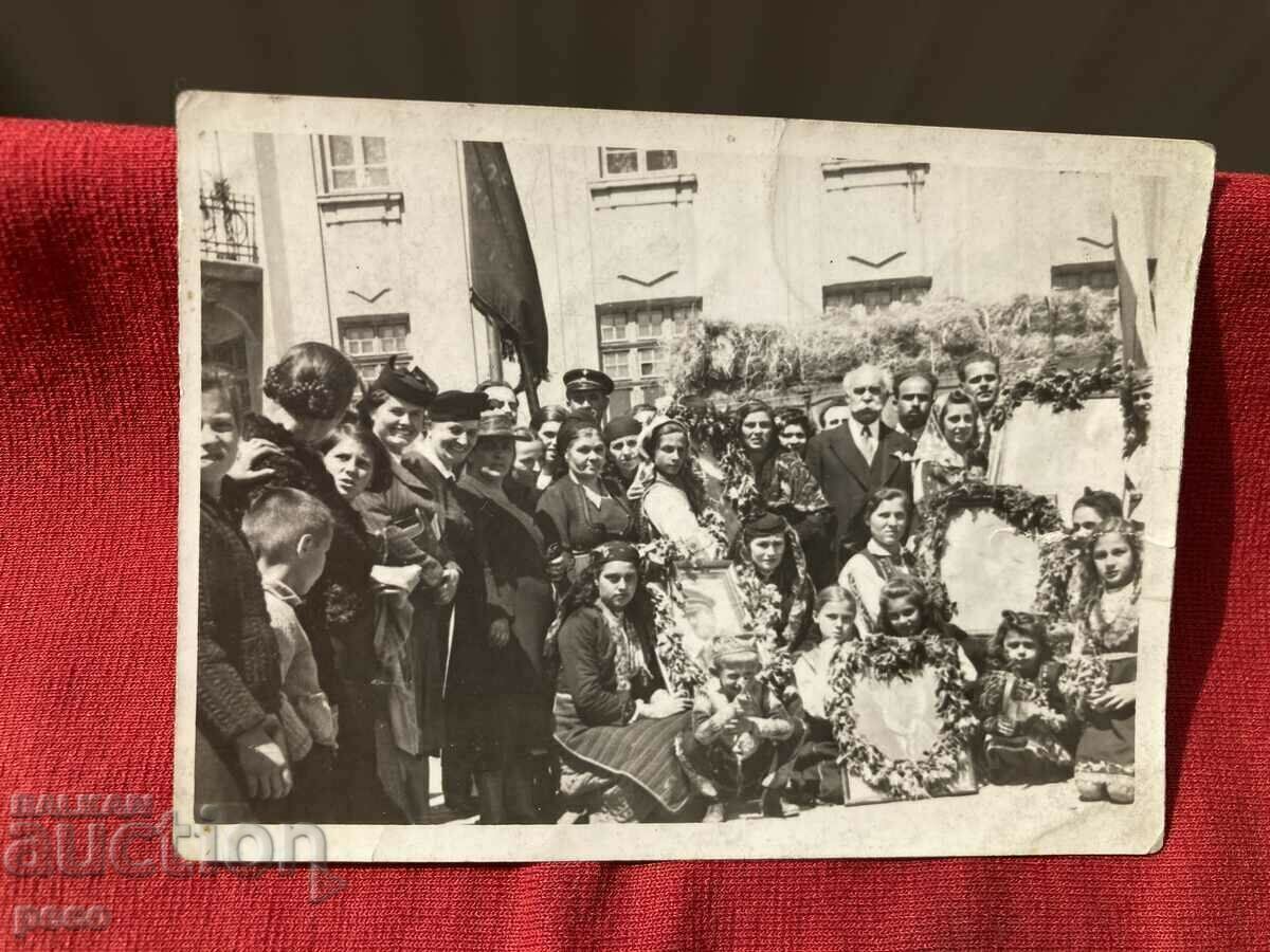 Delivery of Holiday Celebration Portrait of Hitler Photo Hacho Burgas? Delivery of Holiday Celebration Portrait of Hitler Photo Hacho Burgas?