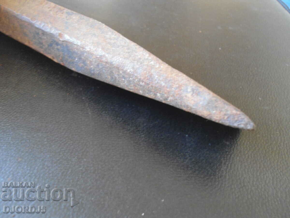 Auction An old tool, a chopper Auction An old tool, a chopper