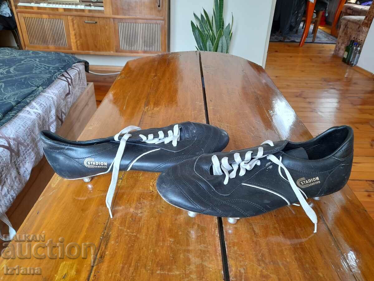 Ghete vechi de fotbal, ghete de la Gabrovo Stadium cu preț 180.00 BGN | € 92.03 Ghete vechi de fotbal, ghete de la Gabrovo Stadium cu preț 180.00 BGN | € 92.03