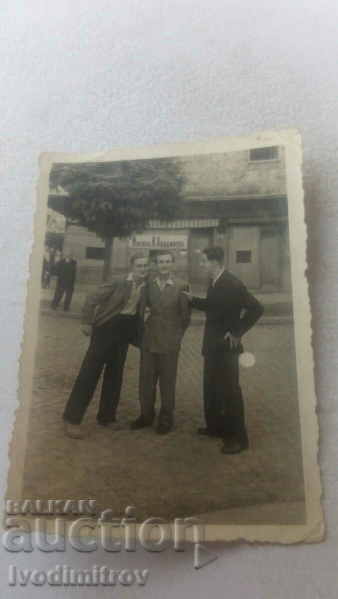 Снимка София Трима мъже пред магазина на Маринъ К. Абаджиевъ