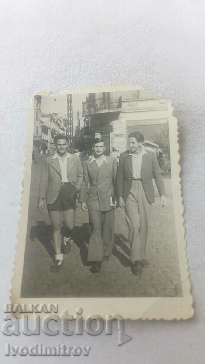 Снимка София Трима млади мъже на разходка