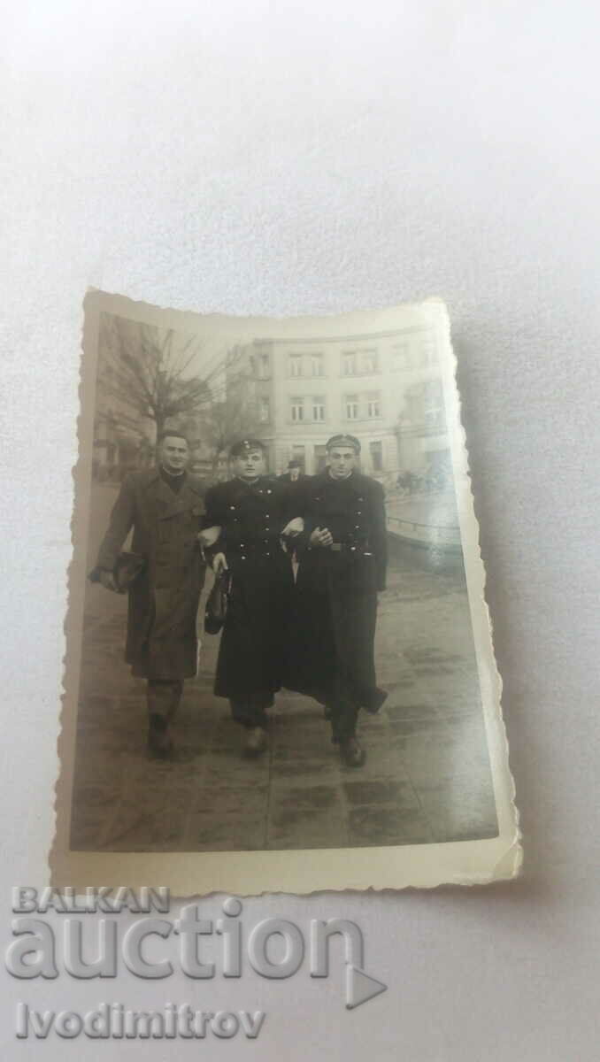Φωτογραφία Σοφία Ένας άνδρας και δύο μαθητές σε μια βόλτα