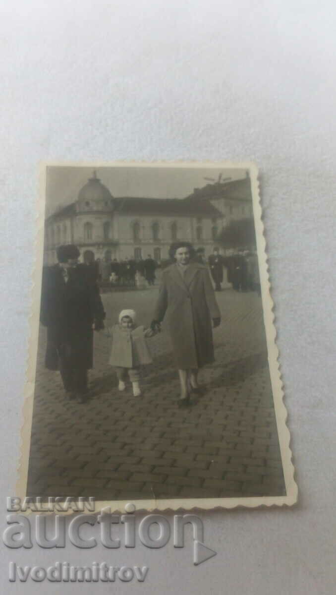 С-ка София Мъж жена и малко момиченце на булевард Руски 1958