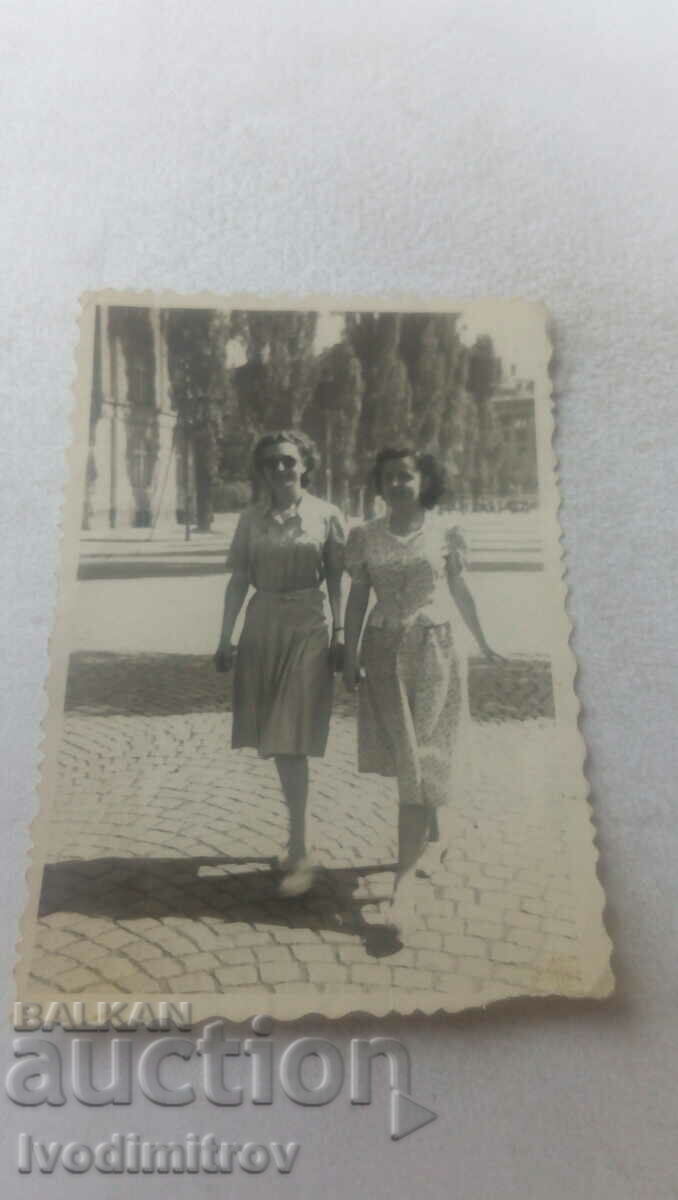 Φωτογραφία Σοφία Δύο νεαρές γυναίκες σε έναν περίπατο 1948