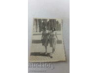 Снимка София Две млади жени на разходка 1948