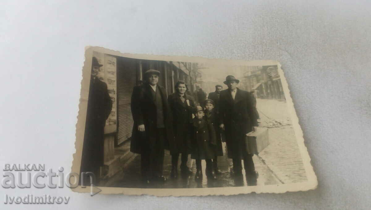 Foto Sofia Doi bărbați, o femeie și doi băieți pe trotuar