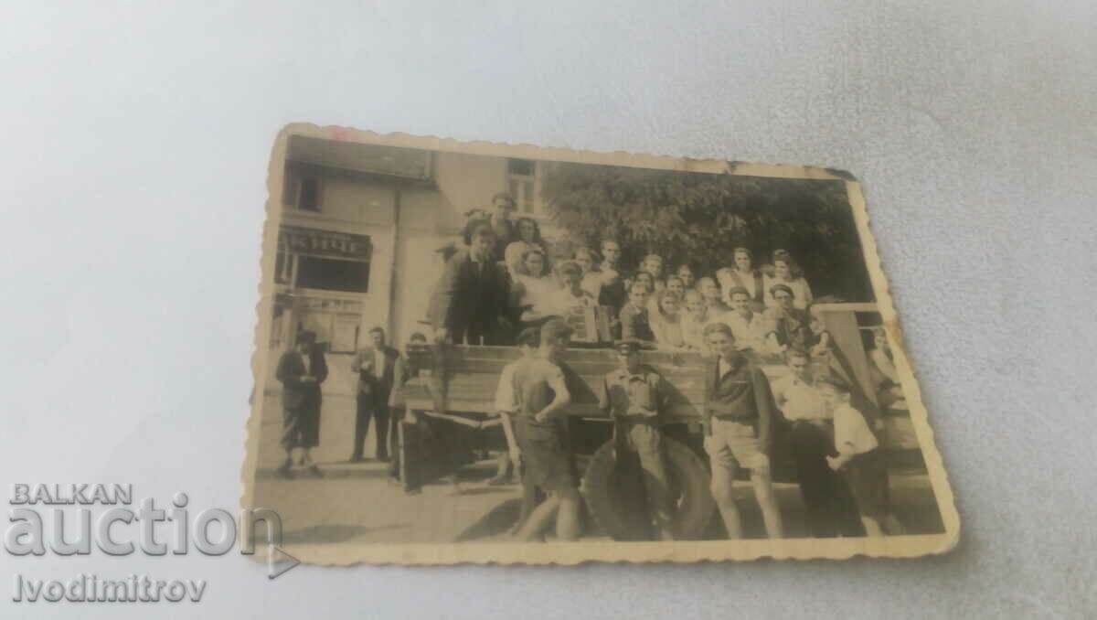 Снимка София Младежи и девойки на ретро камион 1946