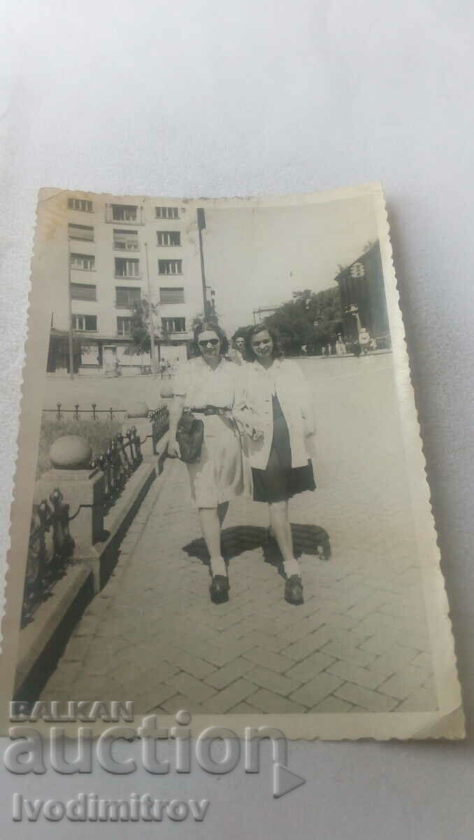 S. Sofia Δύο νεαρές γυναίκες που περπατούν κατά μήκος της λεωφόρου Ruski 1946