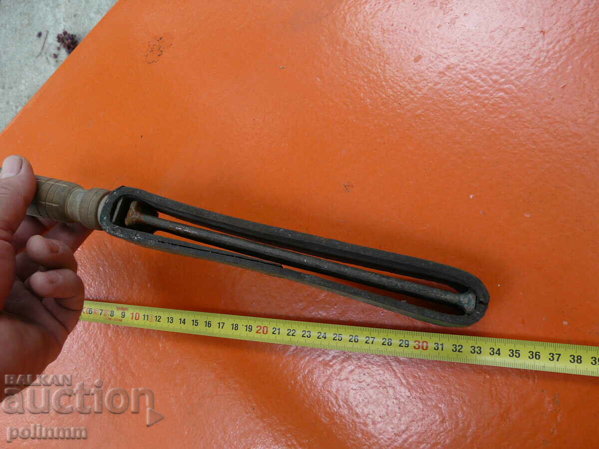 Ένας παλιός κουρέας μύλος με τιμή 20.00 BGN | € 10.23 Ένας παλιός κουρέας μύλος με τιμή 20.00 BGN | € 10.23